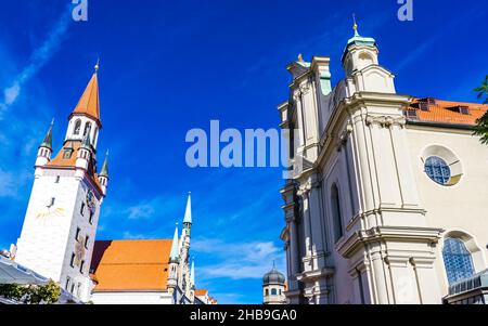 Petersdom und alter Rathausturm neben dem Viktualienmarkt in München Stockfoto