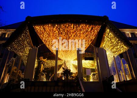 Weihnachtsmarkt 'Engelchen-Markt' mit beleuchtetem Musikpavillon vor dem Carsch-Haus in Düsseldorf. Stockfoto