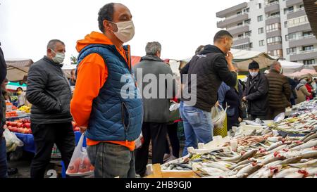 Izmir, Izmir, Türkei. 11th Dez 2021. Die Türkei erhöht den Mindestlohn um 50 Prozent gegen den Lira-Crash und die hohe Inflationsrate. Präsident Recep Tayyip Erdogan hat am Donnerstag angekündigt, dass der Mindestlohn ab dem nächsten Jahr um 50 Prozent steigen wird. Andererseits erreichte die türkische Lira heute am Freitag ein neues Rekordtief von 17 Dollar. Nach der Intervention der Istanbuler Zentralbank sank der Dollar/TL-Satz auf das Niveau von 16,50. Der türkische Aktienmarkt Borsa Istanbul schloss die Woche mit starken Rückgängen und zweimaligen Leistungsschaltern. (Bild: © Idil Toffolo/Pacific Press via ZUMA Press Wire) Stockfoto