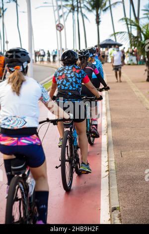 Mehrere Radfahrer auf dem Radweg Farol da Barra in Salvador, Bahia, Brasilien. Stockfoto