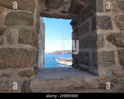 Blick aufs Meer mit Yachten durch die Wand des St. Peter's Castle in Bodrum. Türkei. Stockfoto