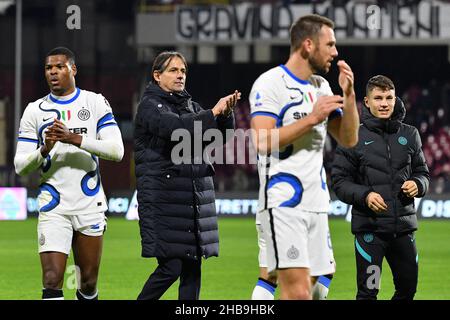 Salerno, Italien. 17th Dez 2021. Inter Mailands Cheftrainer Simone Inzaghi feiert mit Teamkollegen am Ende des Spiels während des Spiels der US Salernitana gegen Inter - FC Internazionale, italienischer Fußball Serie A Spiel in Salerno, Italien, Dezember 17 2021 Quelle: Independent Photo Agency/Alamy Live News Stockfoto