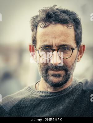 Porträt eines erwachsenen spanischen Mannes mit Bart und Brille im Freien Stockfoto