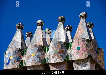 Mosaikschornsteinstapel auf dem Dach der Casa Batllo, Barcelona, Spanien Stockfoto