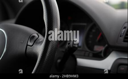 Schwarzes Sportwagen-Lenkrad Stockfoto