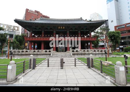 Der Bosingak Bell Pavilion im Jongno-Viertel von Seoul in Südkorea. Der Name bedeutet „Glockenstraße“ und wurde 1396 erbaut. Stockfoto