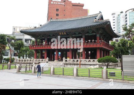 Der Bosingak Bell Pavilion im Jongno-Viertel von Seoul in Südkorea. Der Name bedeutet „Glockenstraße“ und wurde 1396 erbaut. Stockfoto