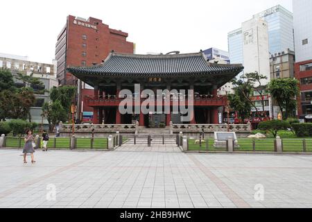 Der Bosingak Bell Pavilion im Jongno-Viertel von Seoul in Südkorea. Der Name bedeutet „Glockenstraße“ und wurde 1396 erbaut. Stockfoto