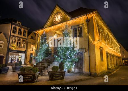 Zwei Weihnachtsbäume stehen am Eingang des berühmten Market House in der historischen Stadt Tetbury in Gloucestershire, im Vorbeigehen zum Festlichen Stockfoto