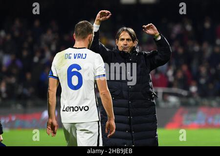 Arechi-Stadion, Salerno, Italien, 17. Dezember 2021, Inter Mailands Cheftrainer Simone Inzaghi begrüßt den Verteidiger von Inter Mailand Stefan de Vrij am Ende des Spiels während des Spiels der US Salernitana gegen Inter - FC Internazionale - italienische Fußballserie A Stockfoto