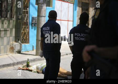 salvador, bahia, brasilien - 1. januar 2014: Die Polizei untersucht eine Mordstelle in der Stadt Salvador. Stockfoto