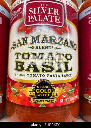 Evans, GA USA - 12 17 21: Spaghetti-Sauce auf einem Regal im Lebensmitteleinzelhandel Stockfoto