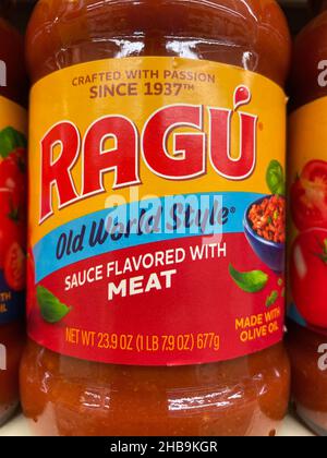 Evans, GA USA - 12 17 21: Spaghetti-Sauce auf einem Regal im Lebensmitteleinzelhandel Stockfoto