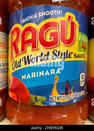 Evans, GA USA - 12 17 21: Spaghetti-Sauce auf einem Regal im Lebensmitteleinzelhandel Stockfoto
