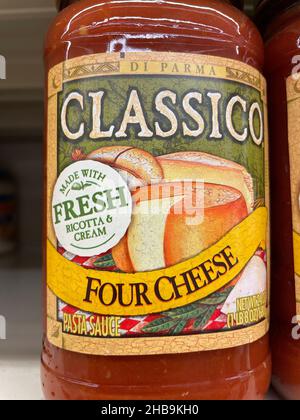 Evans, GA USA - 12 17 21: Spaghetti-Sauce auf einem Regal im Lebensmitteleinzelhandel Stockfoto