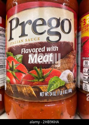 Evans, GA USA - 12 17 21: Spaghetti-Sauce auf einem Regal im Lebensmitteleinzelhandel Stockfoto