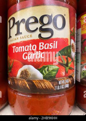 Evans, GA USA - 12 17 21: Spaghetti-Sauce auf einem Regal im Lebensmitteleinzelhandel Stockfoto