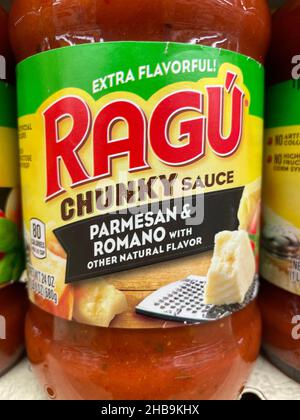 Evans, GA USA - 12 17 21: Spaghetti-Sauce auf einem Regal im Lebensmitteleinzelhandel Stockfoto