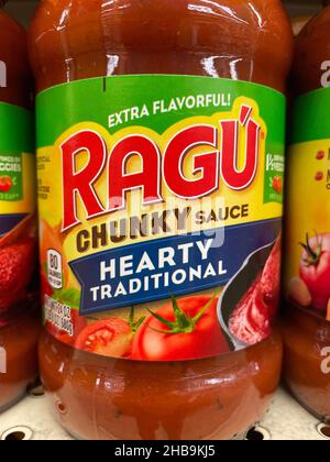 Evans, GA USA - 12 17 21: Spaghetti-Sauce auf einem Regal im Lebensmitteleinzelhandel Stockfoto