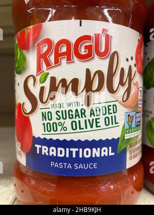 Evans, GA USA - 12 17 21: Spaghetti-Sauce auf einem Regal im Lebensmitteleinzelhandel Stockfoto