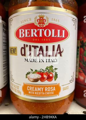 Evans, GA USA - 12 17 21: Spaghetti-Sauce auf einem Regal im Lebensmitteleinzelhandel Stockfoto