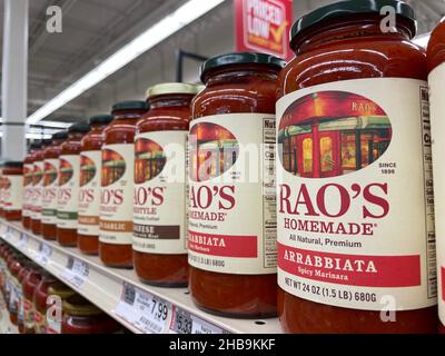 Evans, GA USA - 12 17 21: Spaghetti-Sauce auf einem Regal im Lebensmitteleinzelhandel Stockfoto