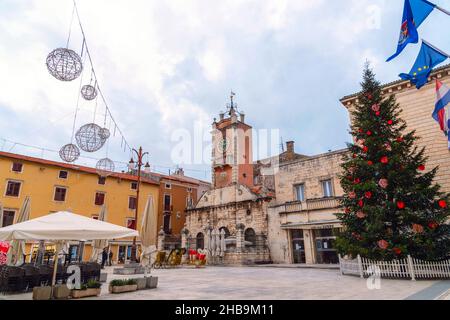 Zadar Kroatien - 24. Dezember 2020: Platz der Menschen in Zadar zu Weihnachten geschmückt, Kroatien Stockfoto