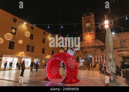 Zadar Kroatien - 29. Dezember 2020: Platz der Menschen in Zadar für Weihnachten in der Nacht geschmückt Stockfoto