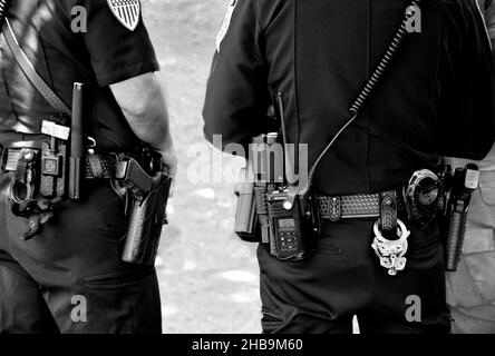Polizei Schlagstock und Handschellen Stockfotografie - Alamy