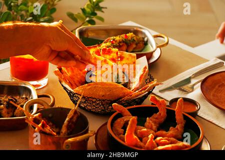 Verschiedene indische Snacks auf einem Restauranttisch, Food-Konzept Stockfoto