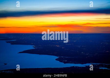 Wunderschöner farbenprächtiger Sonnenuntergang und Luftaufnahme des Long Island Sound in New York Stockfoto