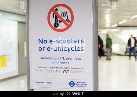 E-Scooter oder E-Einräder sind auf TFL-Räumlichkeiten oder -Dienstleistungen nicht erlaubt Stockfoto