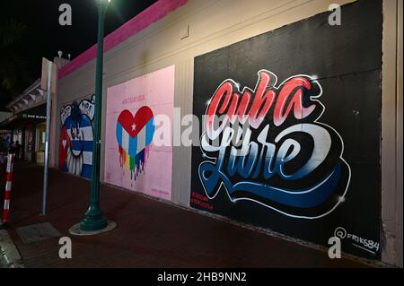 Miami, Florida - 11. Dezember 2021 - Öffentliche Kunst an Wänden in der Calle Ocho von Little Havana zur Unterstützung der Freiheit und Freiheit Kubas. Stockfoto