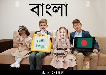 Vier Kinder zeigen die Inschrift bengalisch lernen. Fremdsprachenlernkonzept. Stockfoto