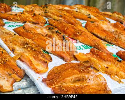 Fliegen Fest auf sonnengetrockneten Fisch - Long Xuyen, Vietnam Stockfoto