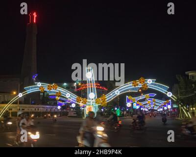 Tran Nung Dao Straße am Abend während der Festtage - Long Xuyen, Vietnam Stockfoto