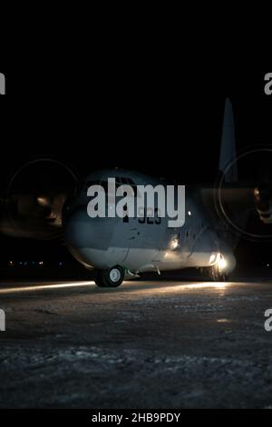 Ein US Marine Corps KC-130J Super Hercules wurde dem Marine Aerial Refueller Transport Squadron 152, 1st Marine Aircraft Wing zugewiesen, tastet die Start- und Landebahn, um die Schneemobile und Ausrüstung zur Unterstützung der Marine zu liefern, mit Delta Company, 4th Law Enforcement Battalion, Marine Forces Reserve in Kotzebue, Alaska, 8. Dezember 2021. Das Marine Corps Reserves veranstaltet das Toys for Tots Programm sammelt Spielzeugspenden und liefert sie an schulpflichige Kinder in den Vereinigten Staaten. (USA Marine Corps Foto von CPL. Brendan Mullin) Stockfoto