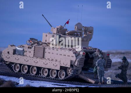 Nationalgarde der Idaho-Armee 1Lt. Brook Berard und Sgt Matthew Perreira machen sich auf den Weg zum Bradley-Kampffahrzeug, um eine weitere Runde der Gunnery-Qualifikation zu machen. Soldaten absolvierten diese Woche das Training des Bradley Commanders Course beim Regional Training Institute (RTI) 204th der Idaho Army National Guard auf dem Gowen Field. Der Kurs ist darauf ausgelegt, aktive Dienst-, Reserve- und Nationalgarde-Offiziere und nicht-beauftragte Offiziere im Kampf kritische M3 Bradley Kampffahrzeug Commander Fähigkeiten zu trainieren. Feldübungen wurden auf dem neuesten Range 10, dem Digital Air Ground Integrated R, durchgeführt Stockfoto