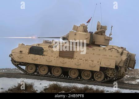 Der Bradley Kampfwagen löst mehrere Runden von der 25mm Hauptgewehr auf dem Orchard Combat Training Center Bereich. Soldaten absolvierten diese Woche das Training des Bradley Commanders Course beim Regional Training Institute (RTI) 204th der Idaho Army National Guard auf dem Gowen Field. Der Kurs ist darauf ausgelegt, aktive Dienst-, Reserve- und Nationalgarde-Offiziere und nicht-beauftragte Offiziere im Kampf kritische M3 Bradley Kampffahrzeug Commander Fähigkeiten zu trainieren. Auf dem Orchard Combat T wurden Feldübungen auf dem neuesten Range 10, dem Digital Air Ground Integrated Range (DAGIR), durchgeführt Stockfoto