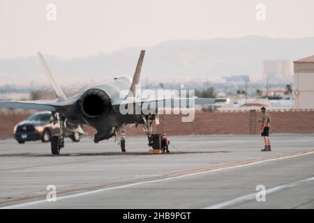 F-35A Lightning IIS, die der 134th Fighter Squadron, Vermont Air National Guard, zugewiesen wurden, stellen sich auf und bereiten sich auf eine Trainingsmission während der Red Flag 21-3 auf der Nellis Air Force Base, Nevada, 28. Juli 2021 vor. Red Flag wurde geschaffen, um die Interoperabilität zu erhöhen und gemeinsame Perspektiven gegen gemeinsame Bedrohungen zu nutzen. (USA Foto der Air National Guard von Tech. Sgt. Ryan Campbell) Stockfoto