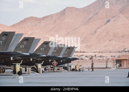 F-35A Lightning IIS, die der 134th Fighter Squadron, Vermont Air National Guard, zugewiesen wurden, stellen sich auf und bereiten sich auf eine Trainingsmission während der Red Flag 21-3 auf der Nellis Air Force Base, Nevada, 28. Juli 2021 vor. Red Flag wurde geschaffen, um die Interoperabilität zu erhöhen und gemeinsame Perspektiven gegen gemeinsame Bedrohungen zu nutzen. (USA Foto der Air National Guard von Tech. Sgt. Ryan Campbell) Stockfoto