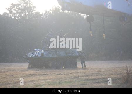 U.S. Marineinfanteristen mit Marine Operational Test and Evaluation Squadron One (VMX-1) testen die Fähigkeiten des CH-53K King Hengst im Marine Corps Base Camp Lejeune, 16. Dezember 2021. VMX-1 hat den CH-53K in den Unterstützungs-Testplan aufgenommen, wo er eine logistische Bewertung zur Wartung, Erhaltung und allgemeinen logistischen Unterstützung des Könighengstes durchführen wird. Die CH-53K soll die Flotte der Schwerlift-Hubschrauber CH-53 des Marine Corps ersetzen. Der King Hengst verfügt über mehrere Upgrades gegenüber den alten Flugzeugen, darunter ein gläsernes Cockpit und Fly-by-Wire-Steuerungen. Es kann intern transponieren Stockfoto