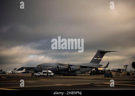 Mitarbeiter der 60th Aerial Port Squadron und 21st Airlift Squadron laden ein modulares Kohlenstoffadsorptionssystem auf einen C-17 Globemaster III am 16. Dezember 2021 auf der Travis Air Force Base, Kalifornien. Die modularen Kohlenstoffadsorptionssysteme sind für Red Hill, Hawaii, als Teil der US Transportation Command Red Hill Wasserbewegung bestimmt. Die Bewegung unterstützt die Gemeinsame Basis Pearl Harbor-Hickam (JBPHH) Wasserqualitätsgewinnung, eine gemeinsame US-Militärinitiative, die eng mit dem Bundesstaat Hawaii, dem Gesundheitsministerium, dem Honolulu Board of Water Supply, der US-Regierung und unabhängigen Organisationen von Res zusammenarbeitet Stockfoto