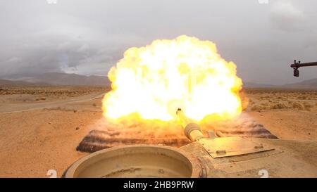 Ein Hauptkampfpanzer M1A2 Abrams SEP V2, der Cold Steel Truppe, 1st Squadron, 11th gepanzerte Kavallerie-Regiment zugeordnet ist, feuert am 9. Dezember 2021 einen M865-Ziel-Übungskegel, der den stabilisierten Abwurfsabot mit Tracer im National Training Center und Fort Irwin Trainingsgebiet abfeuert. Stockfoto