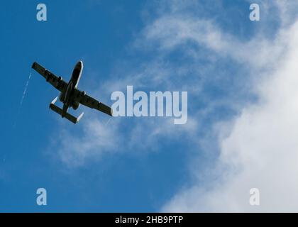 Ein an die Luftwaffenbasis Davis-Monthan zugewiesener Thunderbolt II der US-Luftwaffe A-10 fliegt im Rahmen einer gemeinsamen Trainingsveranstaltung der Close Air Support auf Oahu, Hawaii, am 10. Dezember 2021 über das Militärreservat Makua. Das simulierte Szenario ermöglichte es den Betreibern der Tactical Air Control Party der Air Force, ihre Fähigkeiten zu verfeinern und ihre Qualifikationen beizubehalten, um die Bereitschaft zu gewährleisten, auf reale Bedrohungen zu reagieren. (USA Air Force Foto von Tech. Sgt. Jimmie D. Pike) Stockfoto