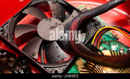 Computerteile, Computerkühler in Wassertropfen, Flohmarkt von Mikroschaltungen. Stockfoto