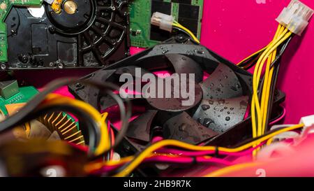 Computerteile, Computerkühler in Wassertropfen, Flohmarkt von Mikroschaltungen. Stockfoto