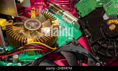 Computerteile, Computerkühler in Wassertropfen, Flohmarkt von Mikroschaltungen. Stockfoto