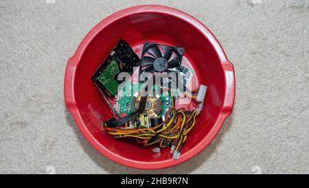 Computerteile, Computerkühler in Wassertropfen, Flohmarkt von Mikroschaltungen. Stockfoto