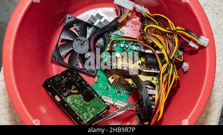 Computerteile, Computerkühler in Wassertropfen, Flohmarkt von Mikroschaltungen. Stockfoto